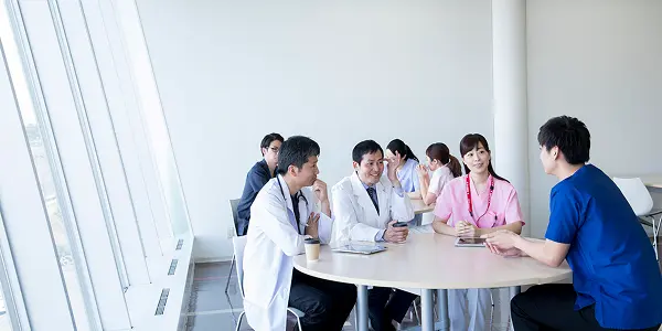札幌立花病院の看護師採用サイトです。看護師の求人内容や募集要項について掲載しております。退職金制度や家族手当、住宅手当、無料送迎バス（手稲駅便、宮の沢駅便）など福利厚生が充実。ワークライフバランス重視で柔軟なシフト体制です。ブランクのある方や50～60代のベテランの方も幅広く活躍中です。病院見学も可能です。是非、お気軽にお問い合わせください。