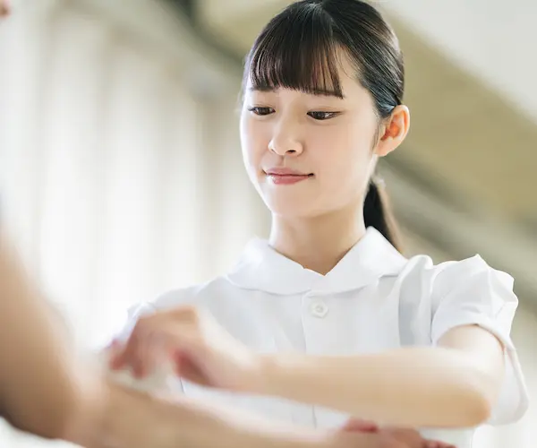 札幌立花病院の看護師採用サイトです。看護師の求人内容や募集要項について掲載しております。退職金制度や家族手当、住宅手当、無料送迎バス（手稲駅便、宮の沢駅便）など福利厚生が充実。ワークライフバランス重視で柔軟なシフト体制です。ブランクのある方や50～60代のベテランの方も幅広く活躍中です。病院見学も可能です。是非、お気軽にお問い合わせください。